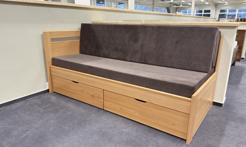 Rozkládací gauč z masivu