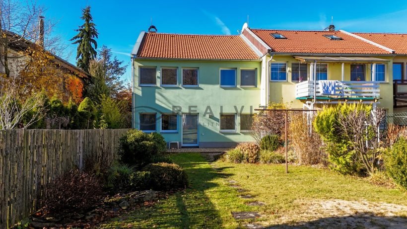 Pohled-na-dum-ze-zahrady-RD-Nove-Hrady